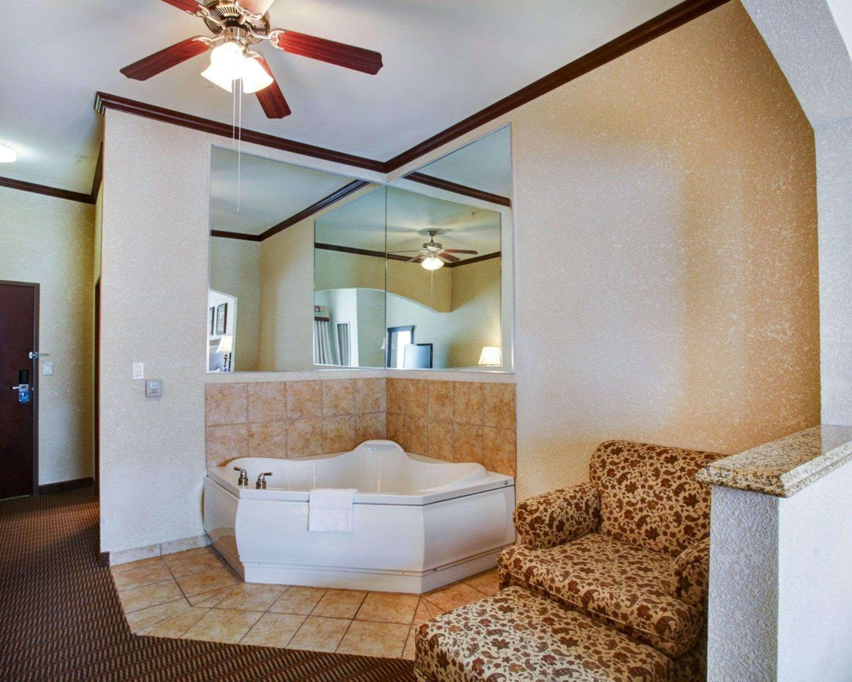 Comfort Suites University Drive Колледж-Стейшен Екстер'єр фото